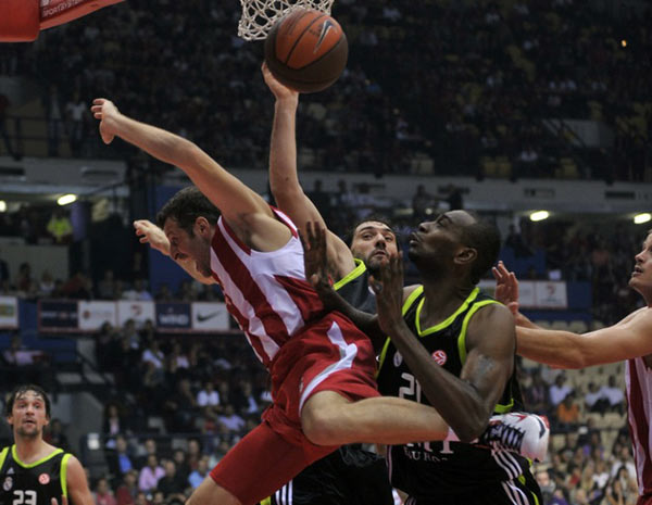 NBA：勇士主场击败灰熊 库里狂砍45分（NBA：勇士坐镇主场力克灰熊，库里轰下45分）