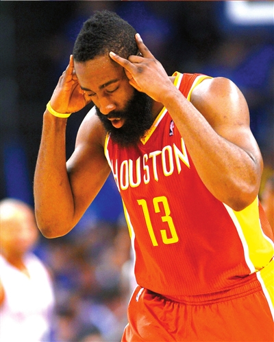 也很舒展！布莱克突破直杀禁区暴起单臂劈扣（流畅舒展！布莱克强突禁区腾空单臂重扣）