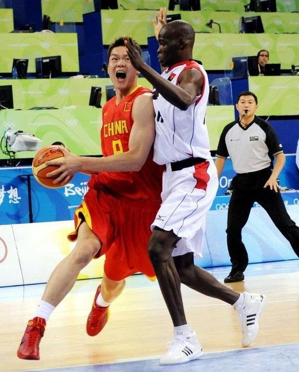 拜仁莱万多夫斯基关键进球锁定胜局（莱万关键破门助拜仁锁定胜利）