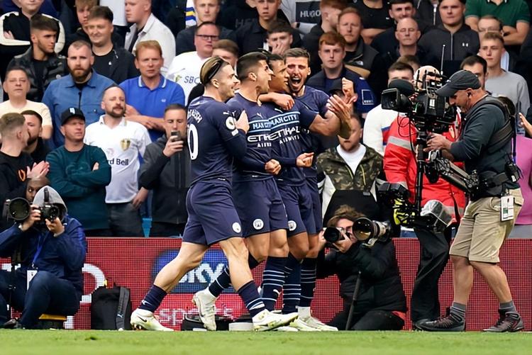 篮球火箭队内新星连续两场命中关键球（火箭新星连场投中关键球）