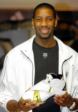 官方：由于场地积水严重，布莱克本vs谢周三比赛腰斩（官方通报：因场地严重积水，布莱克本对阵谢周三的比赛中止）